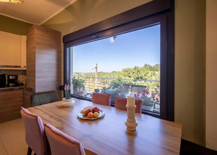 The House Next To The Canal ! 네아 모우다니아