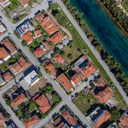 The House Next To The Canal ! * ניאה מודאניה