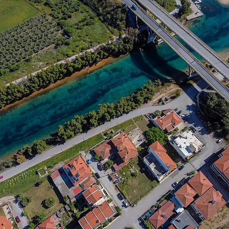 The House Next To The Canal ! דירה ניאה מודאניה