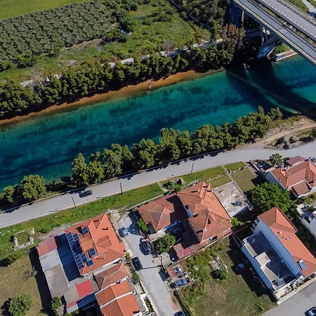 The House Next To The Canal ! ניאה מודאניה