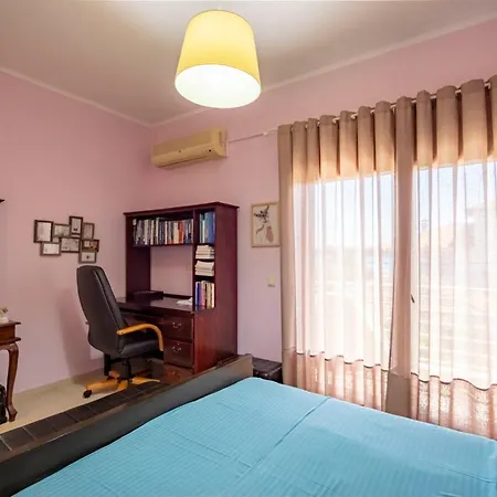 The House Next To The Canal ! ניאה מודאניה