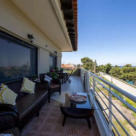 The House Next To The Canal ! דירה