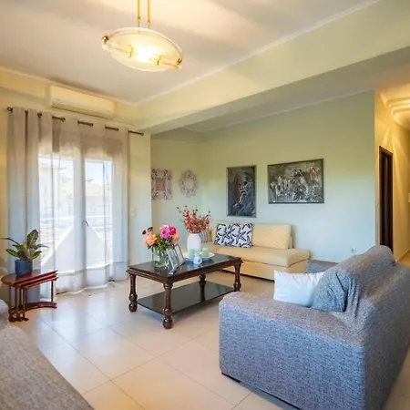 The House Next To The Canal ! ניאה מודאניה