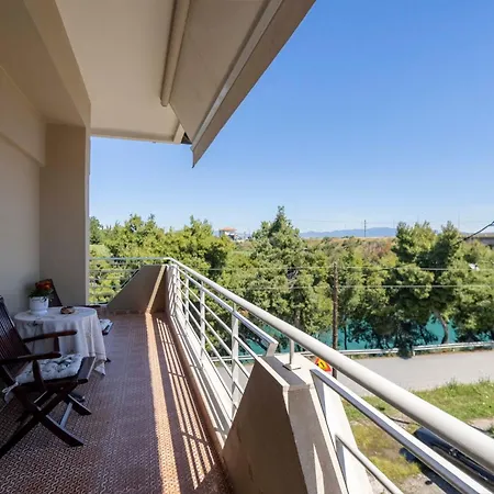 The House Next To The Canal ! דירה