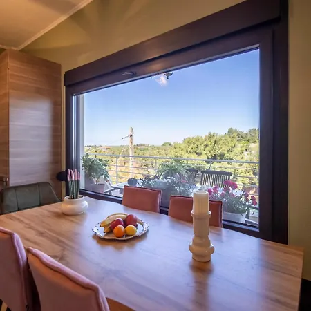 The House Next To The Canal ! ניאה מודאניה